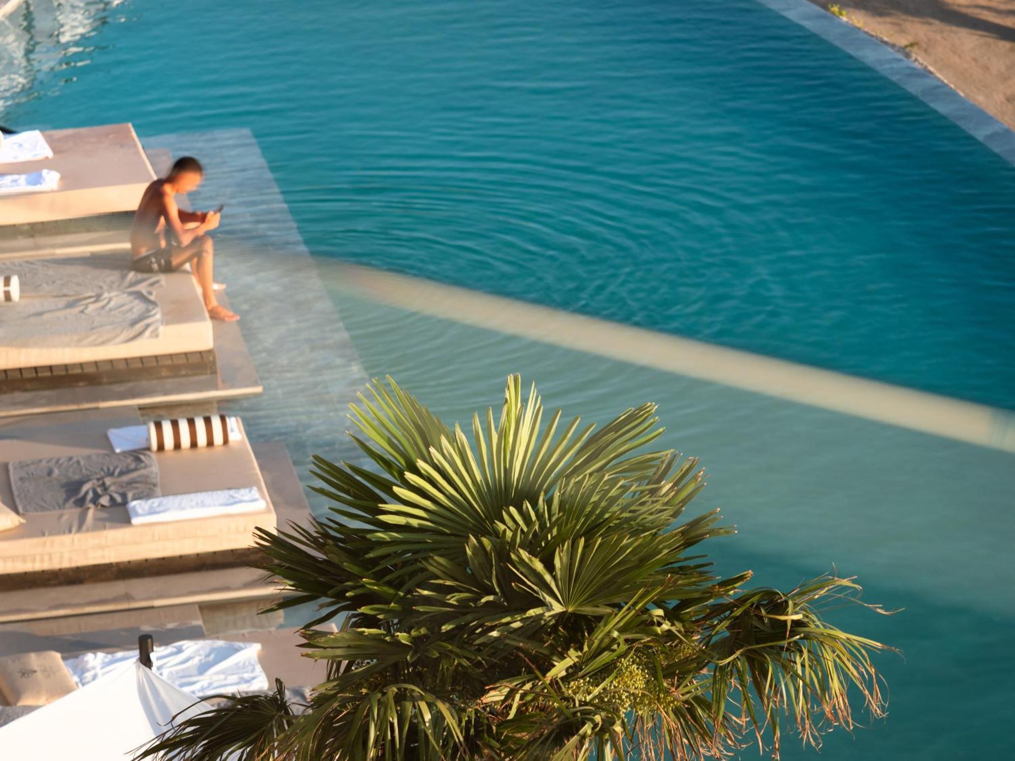 Nobus Hotel & Spa Radhime Bagian luar foto