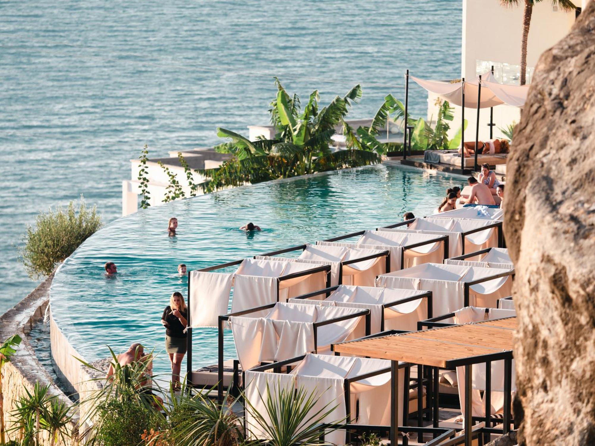 Nobus Hotel & Spa Radhime Bagian luar foto