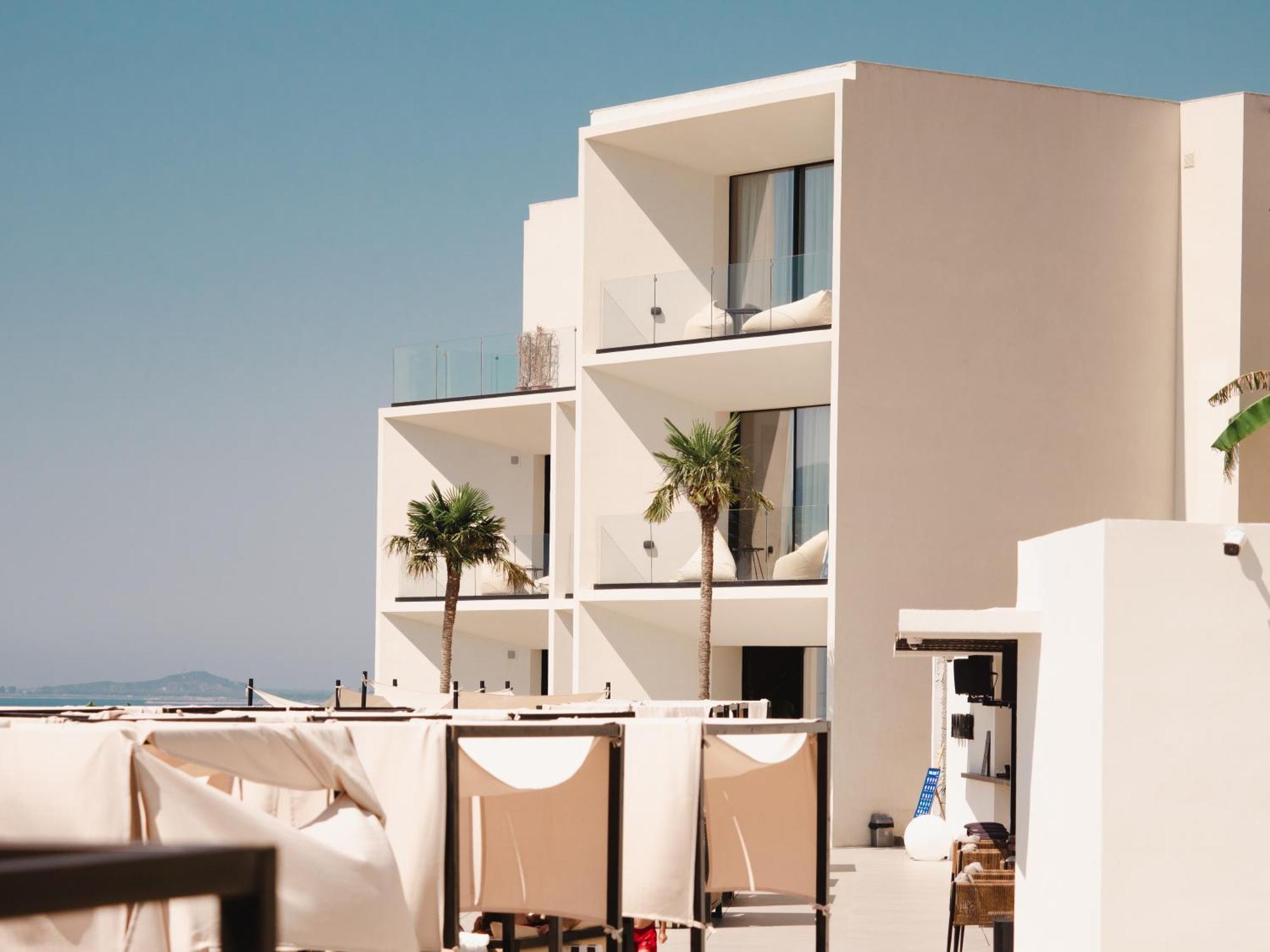 Nobus Hotel & Spa Radhime Bagian luar foto