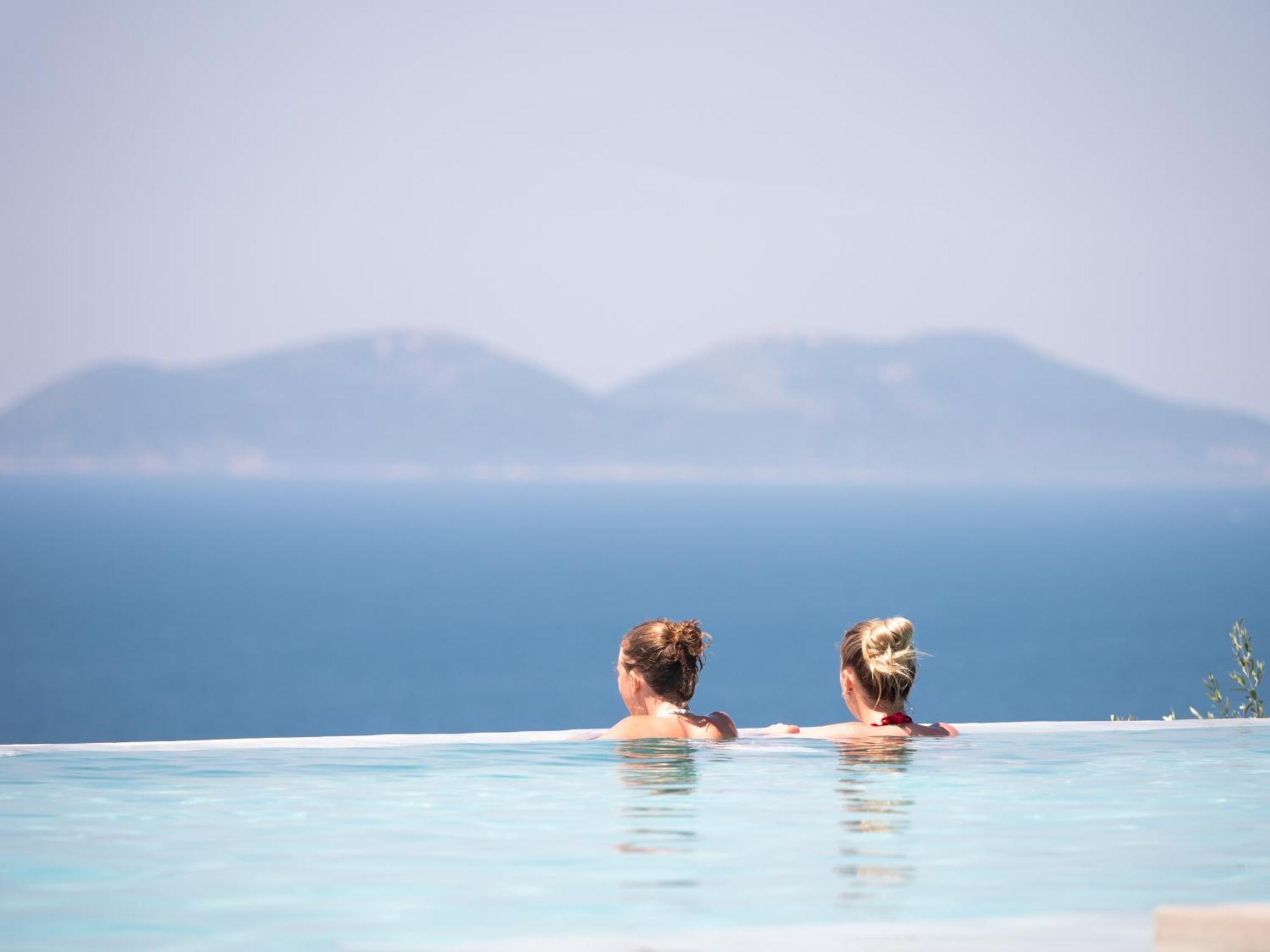 Nobus Hotel & Spa Radhime Bagian luar foto