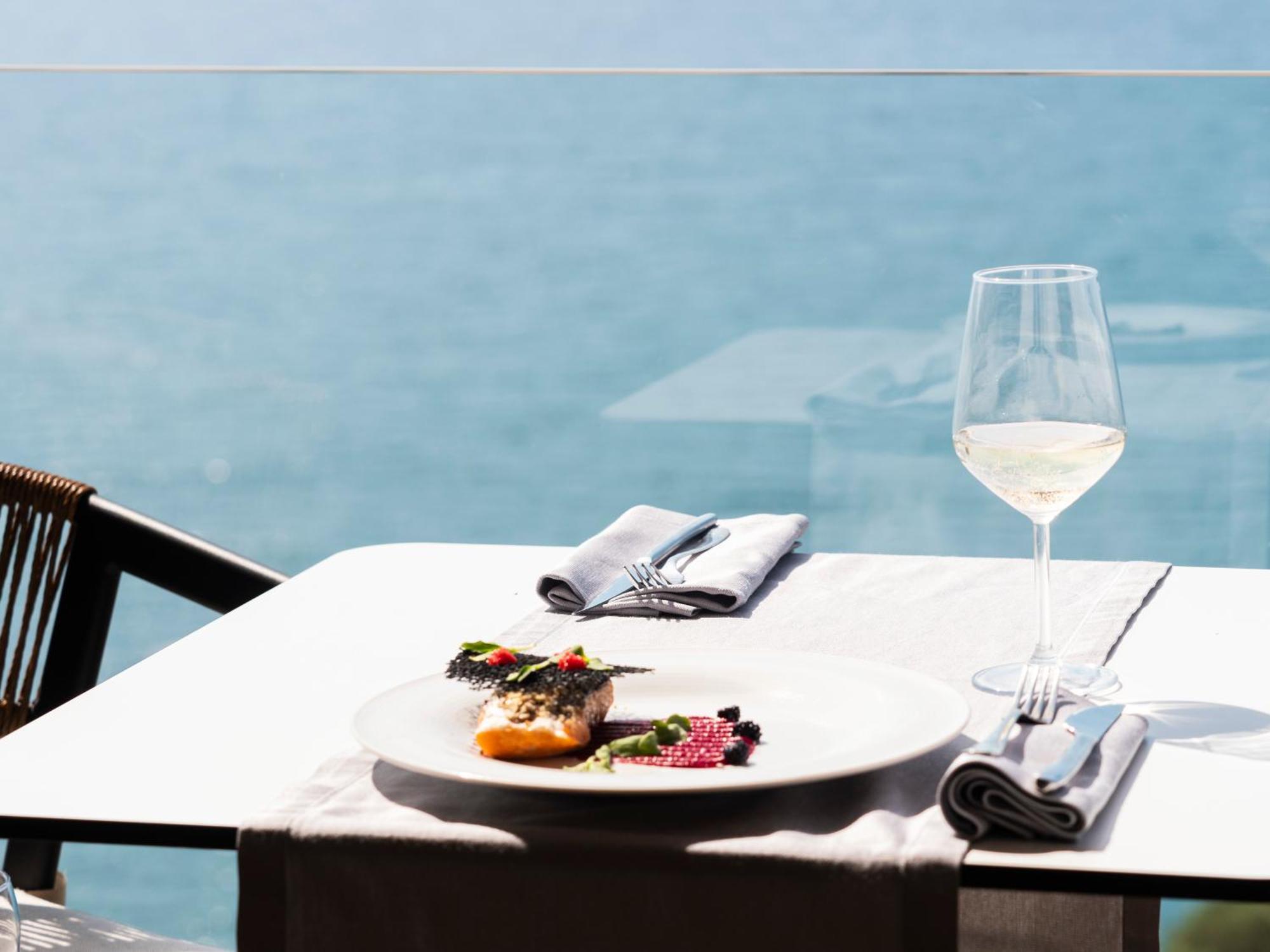 Nobus Hotel & Spa Radhime Bagian luar foto
