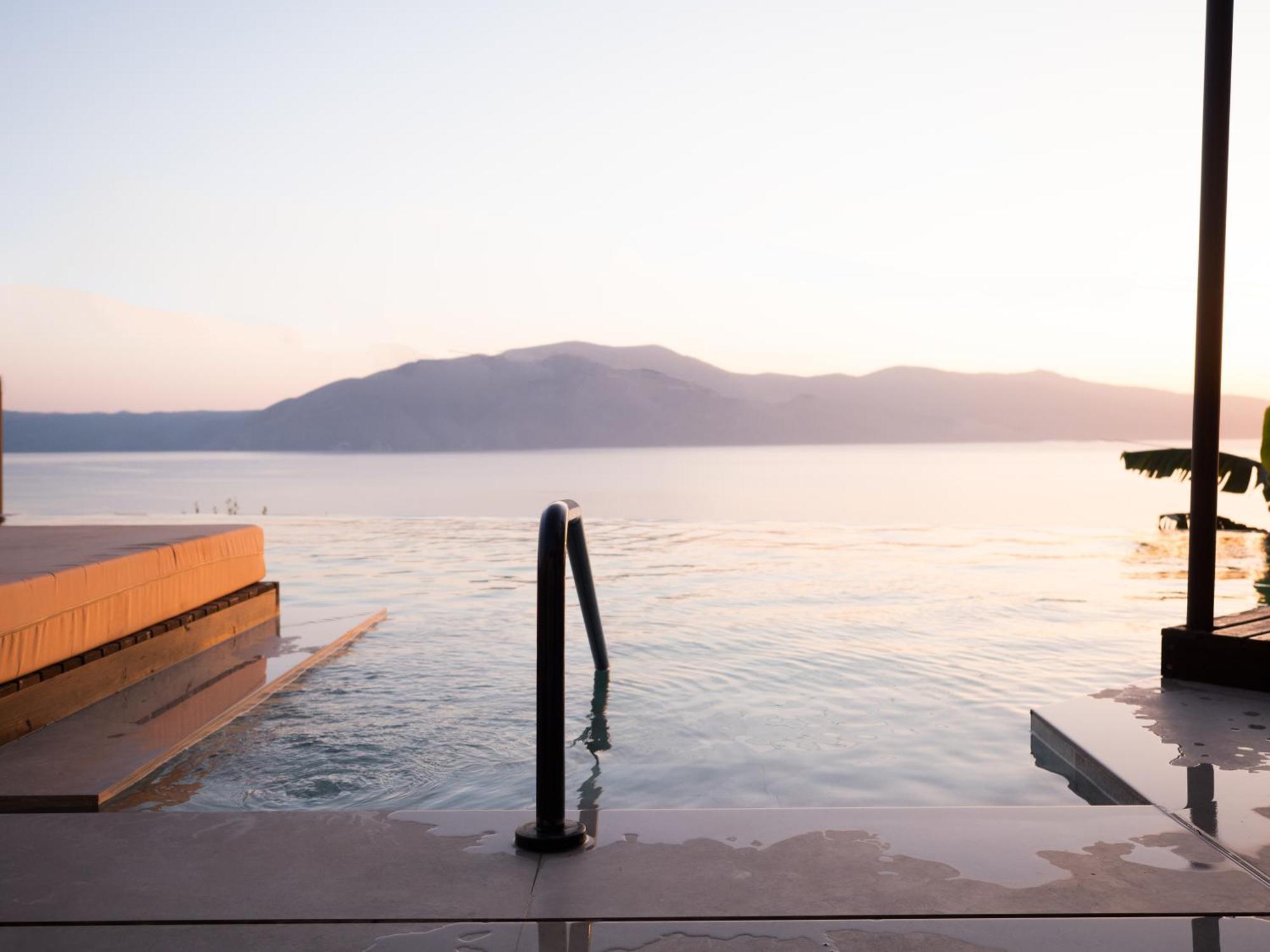 Nobus Hotel & Spa Radhime Bagian luar foto