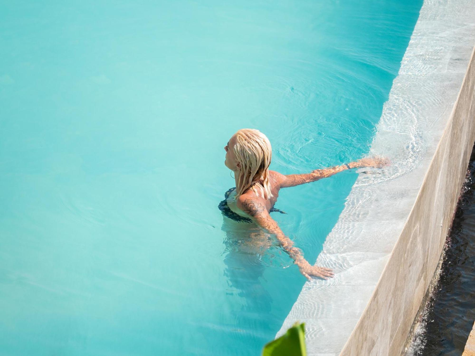 Nobus Hotel & Spa Radhime Bagian luar foto