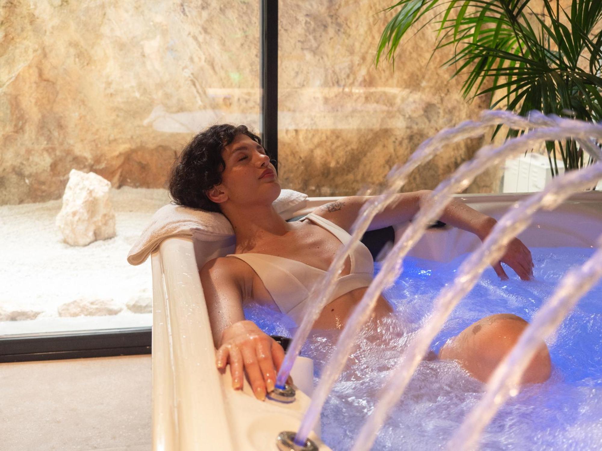 Nobus Hotel & Spa Radhime Bagian luar foto