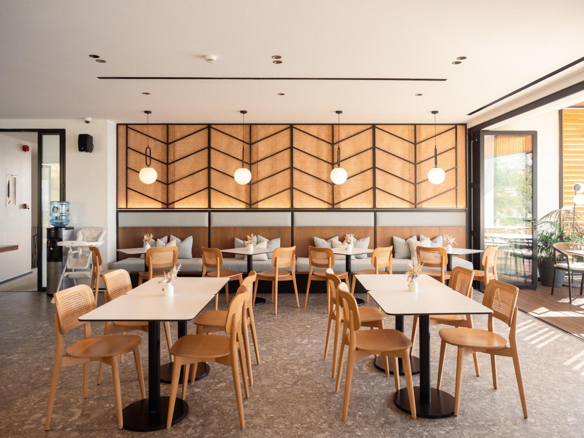 Nobus Hotel & Spa Radhime Bagian luar foto