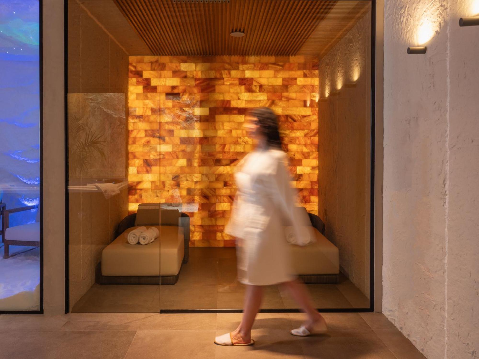 Nobus Hotel & Spa Radhime Bagian luar foto